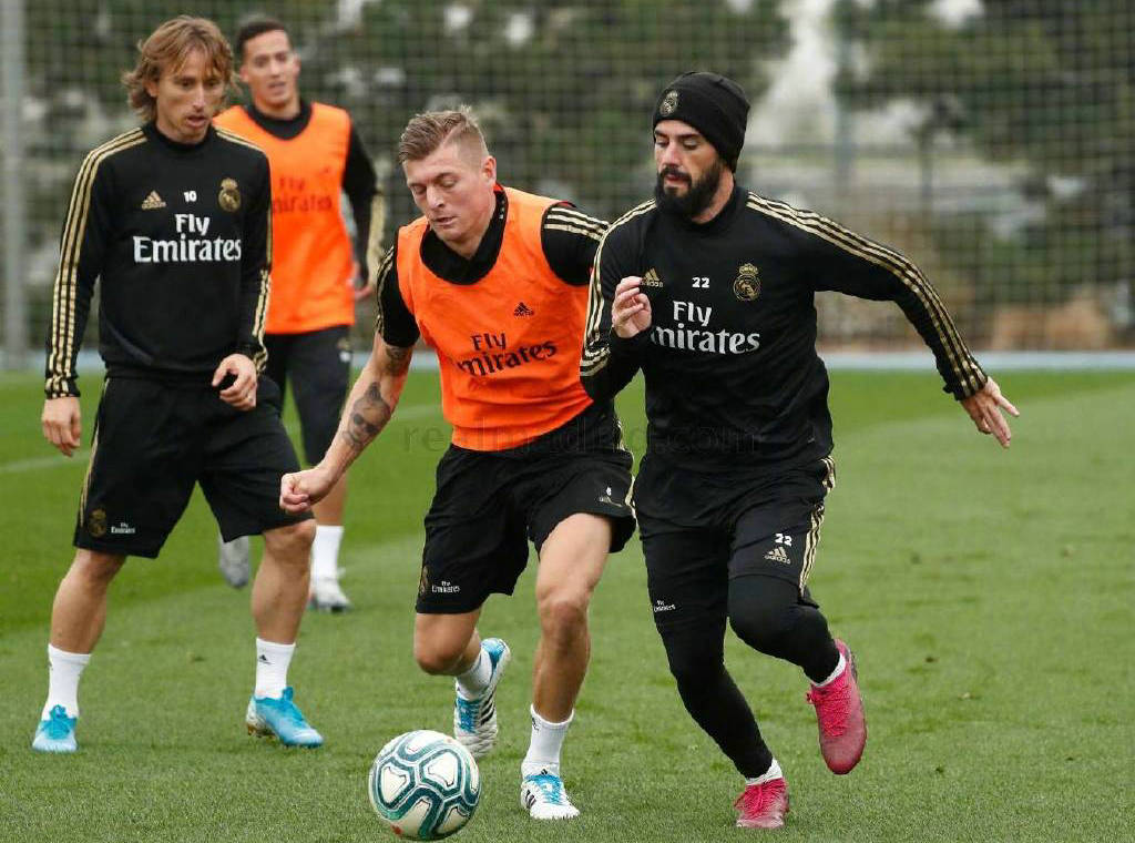 关于赛前欧超杯焦点战，新疆广汇防线松动，媒体盛赞，更衣室氛围转暖的信息