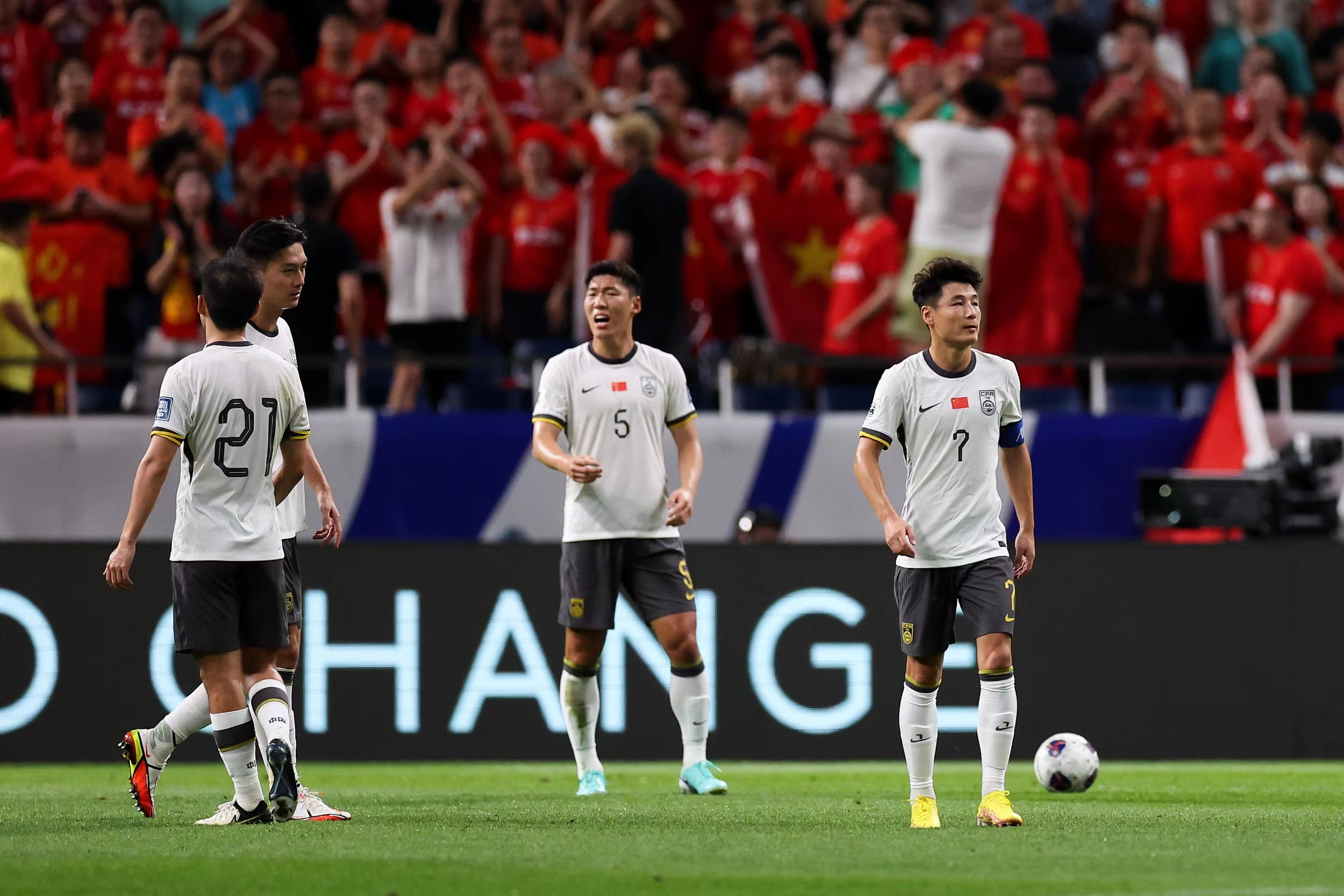 夏洛特黄蜂迎荷甲关键赛；今晨主帅复盘；管理层满意；年轻球员得到机会的简单介绍